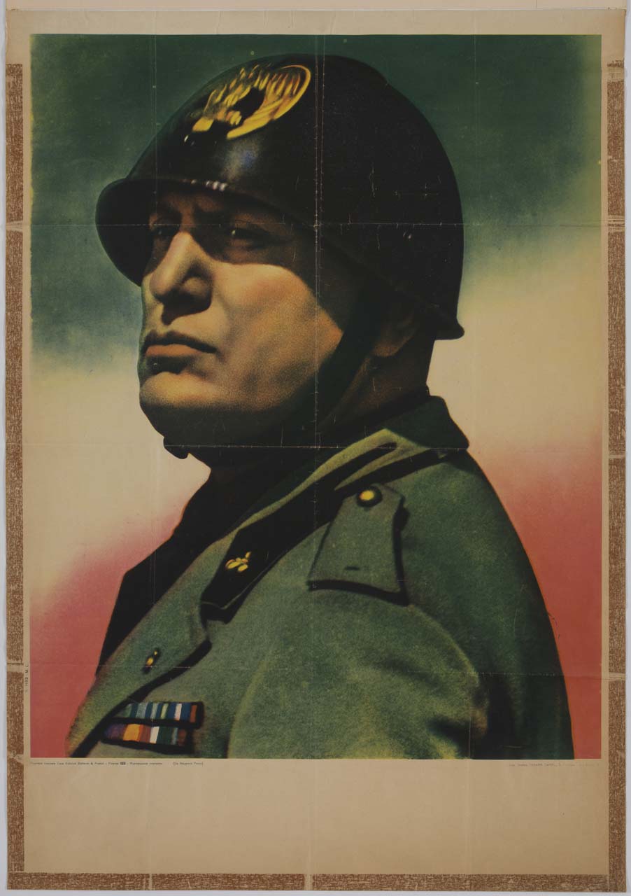 ritratto a mezzo busto di Benito Mussolini con elmetto in testa (manifesto) di Petitti Amerigo - ambito italiano (sec. XX)
