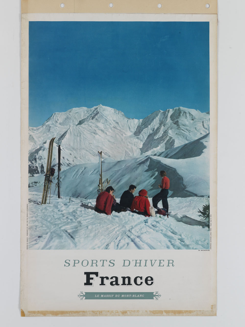 paesaggio alpino innevato con gruppo di sciatori a riposo (manifesto) di Machatschek Karl / Machatschek Charles (sec. XX)