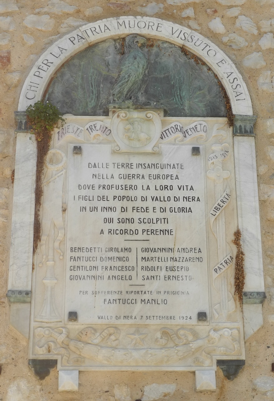 allegoria della Vittoria come aquila (monumento ai caduti - a lapide, opera isolata) - ambito Italia centrale (sec. XX)