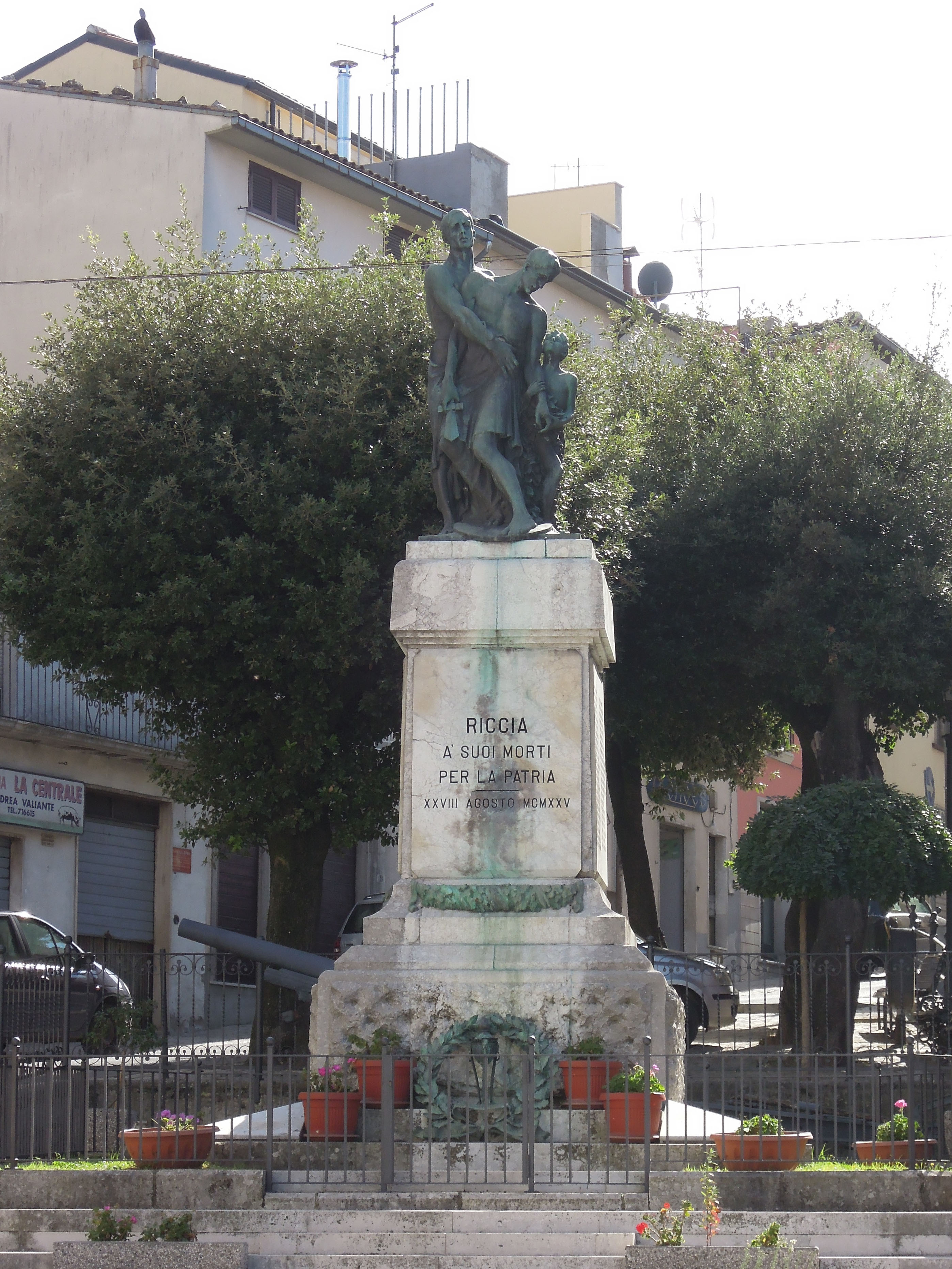 allegoria della morte del soldato (monumento ai caduti - a cippo) di Puchetti Enzo (sec. XX)