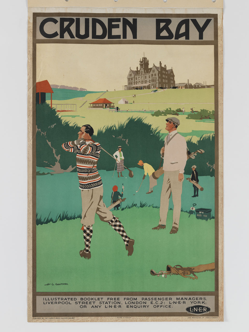 uomini e donne giocano a golf sullo sfondo del Cruden Bay Hotel (manifesto) di Gawthorn Henry George (sec. XX)