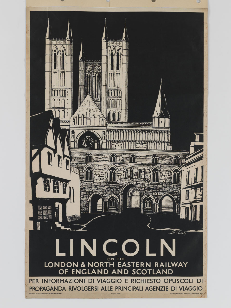 Veduta di Castle Square con la Leigh-Pemberton House, l’Exchequer Gate e la St. Mary's Cathedral a Lincoln (manifesto) di Schabelsky (sec. XX)