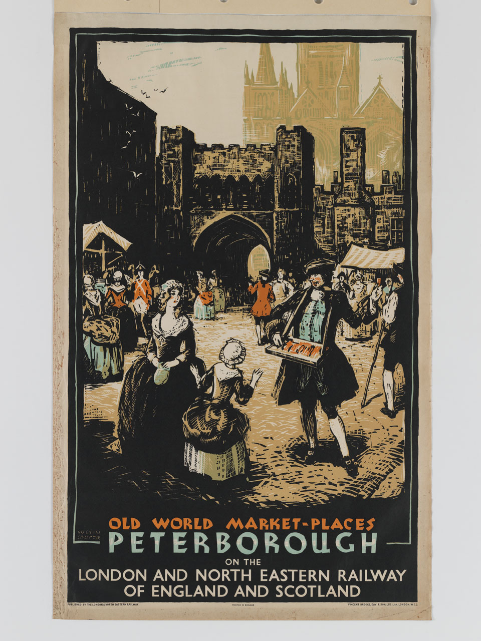 uomini e donne in abiti settecenteschi in Market Square a Peterborough sullo sfondo della cattedrale (manifesto) di Cooper Austin (sec. XX)