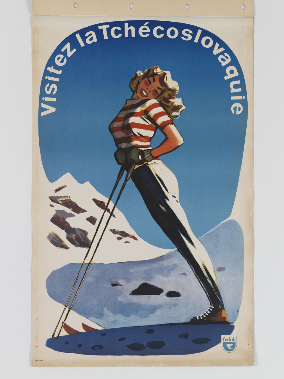 donna sorridente sugli sci sullo sfondo di montagne innevate (manifesto) - ambito ceco (metà sec. XX)