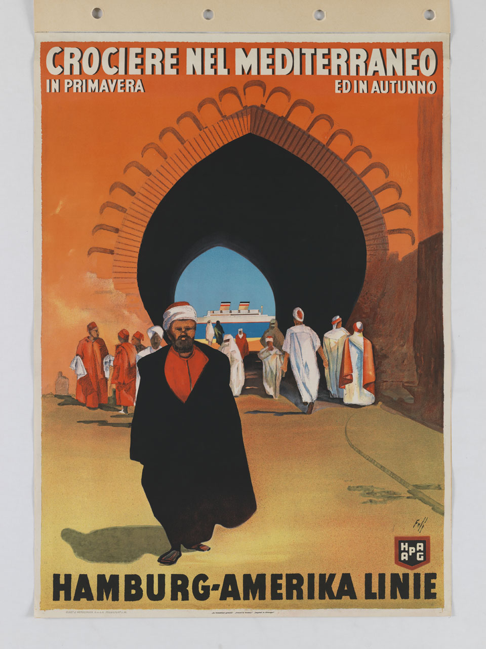 nordafricani in abito tradizionale davanti a un arco islamico inquadrante il mare con un transatlantico (manifesto) di Fuss (Fuß) Albert (sec. XX)