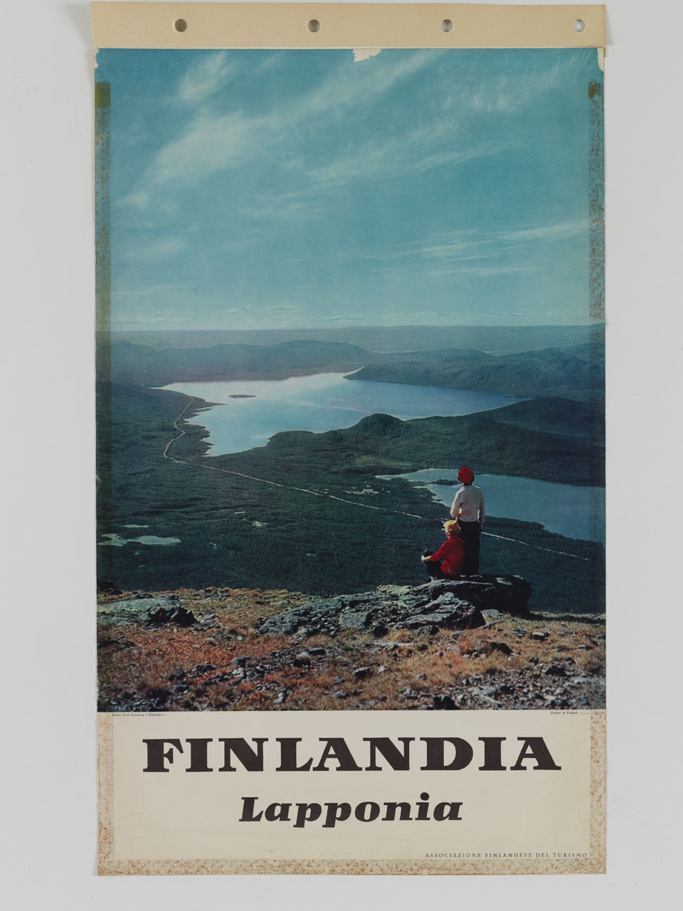 due donne sul monte Saana sopra il lago Kilpisjärvi in Lapponia (manifesto) di Runeberg Fred (sec. XX)