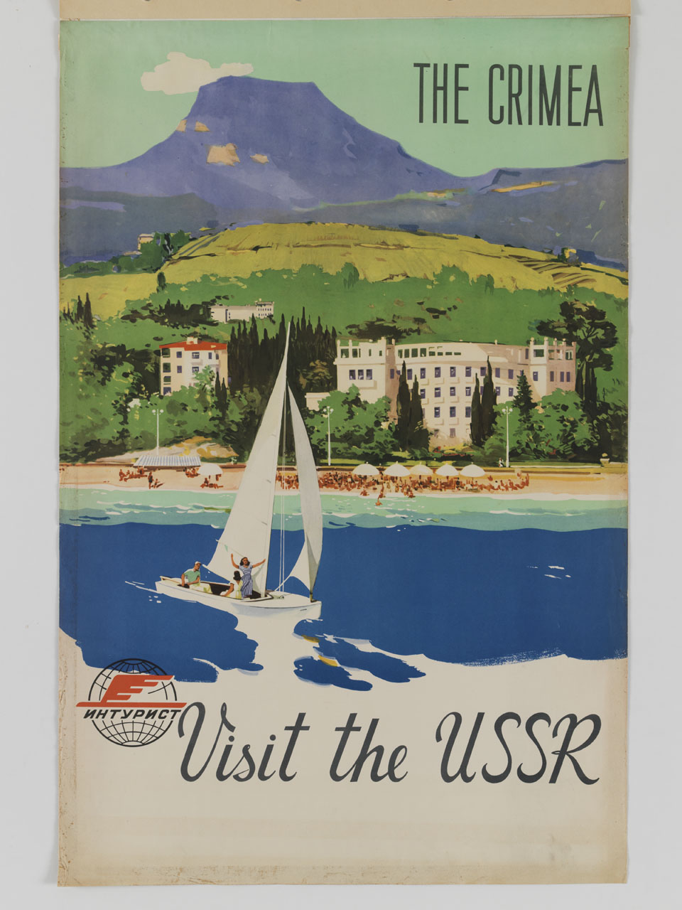 turisti in barca a vela davanti a una spiaggia con un hotel e monti sullo sfondo (manifesto) - ambito russo (sec. XX)