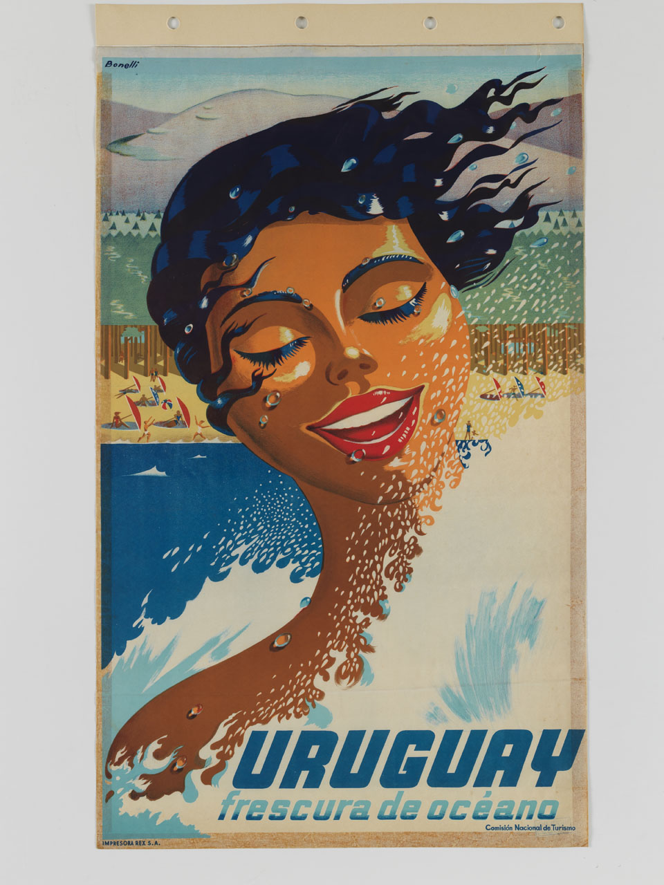 donna sorridente a mezzo busto tra le onde sullo sfondo di una spiaggia (manifesto) di Bonelli James P (sec. XX)