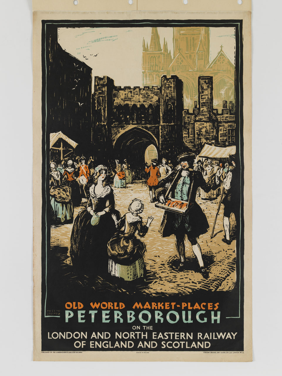 un ambulante mostra la sua mercanzia ad una donna con bambina sullo sfondo del mercato di Peterborough (manifesto) di Cooper Austin (sec. XX)
