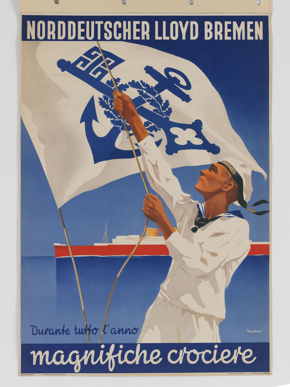 marinaio alza una vela mentre una nave transita alle sue spalle (manifesto) di Ottomar Anton (metà sec. XX)