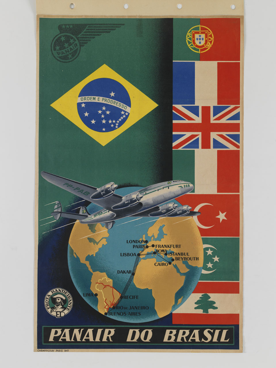 aereo in volo con globo terrestre e bandiere (manifesto) - ambito americano (terzo quarto sec. XX)