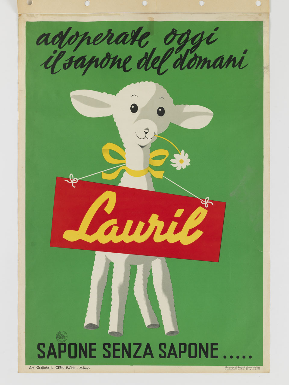 agnello candido con un cartello rosso al collo e una margherita in bocca (manifesto) - ambito italiano (sec. XX)