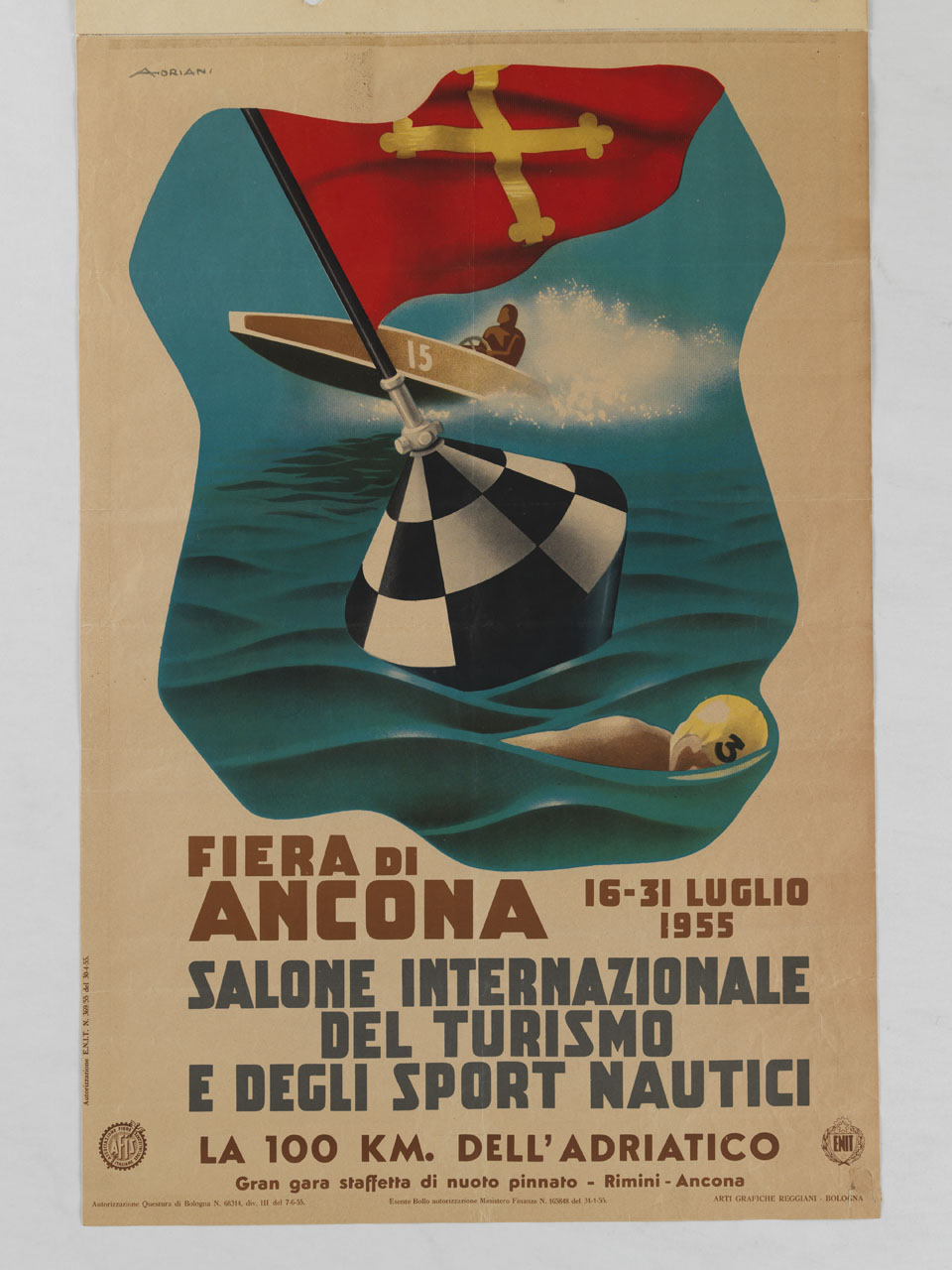 un uomo nuota sullo sfondo di un galleggiante sostenente una bandiera con croce dorata e di un motoscafo in transito (manifesto) di Adriani Emidio (sec. XX)