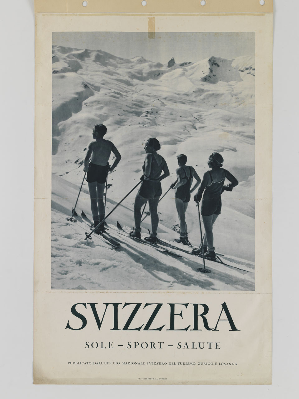 quattro sciatori in costume da bagno con gli sci ai piedi prendono il sole tra montagne innevate (manifesto) - ambito svizzero (sec. XX)