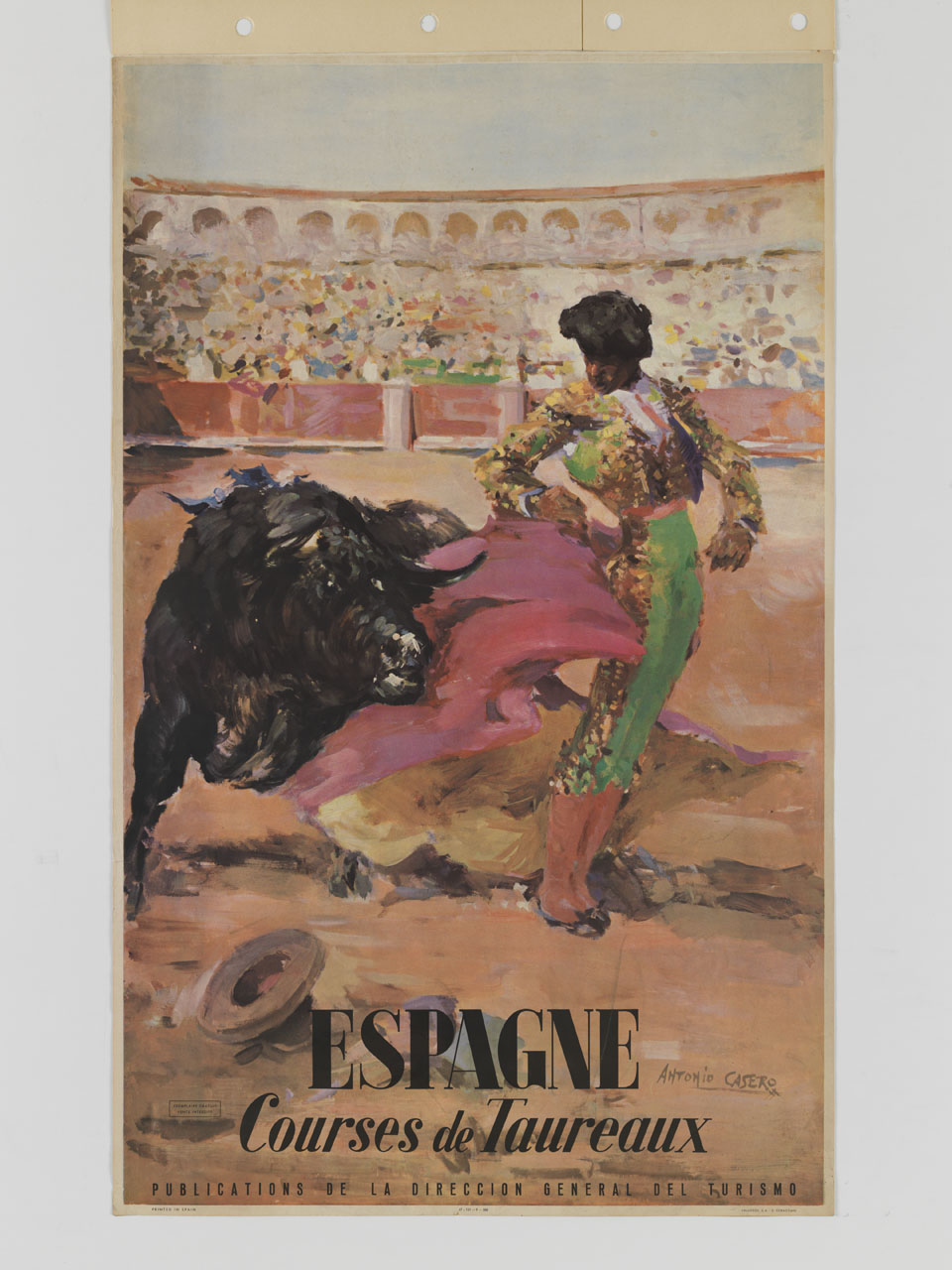 toro carica il capote del torero sullo sfondo dell'arena affollata (manifesto) di Casero Sanz Antonio (sec. XX)