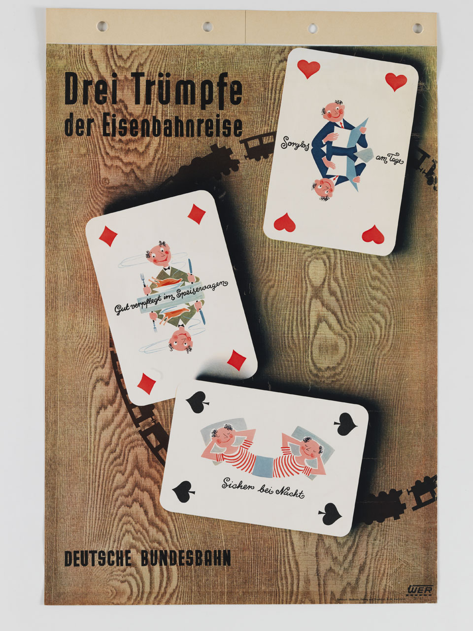 tris di carte da gioco sovrapposte a una sagoma di treno su sfondo a effetto legno (manifesto) di Grave-Schmandt Hans (sec. XX)