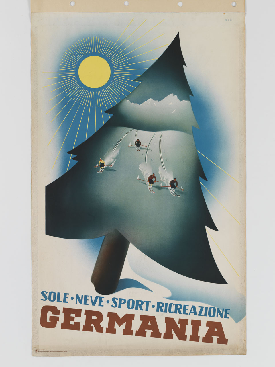 quattro sciatori scendono lungo le fronde di un abete gigante illuminato dal sole (manifesto) di Nix Wilhelm (sec. XX)