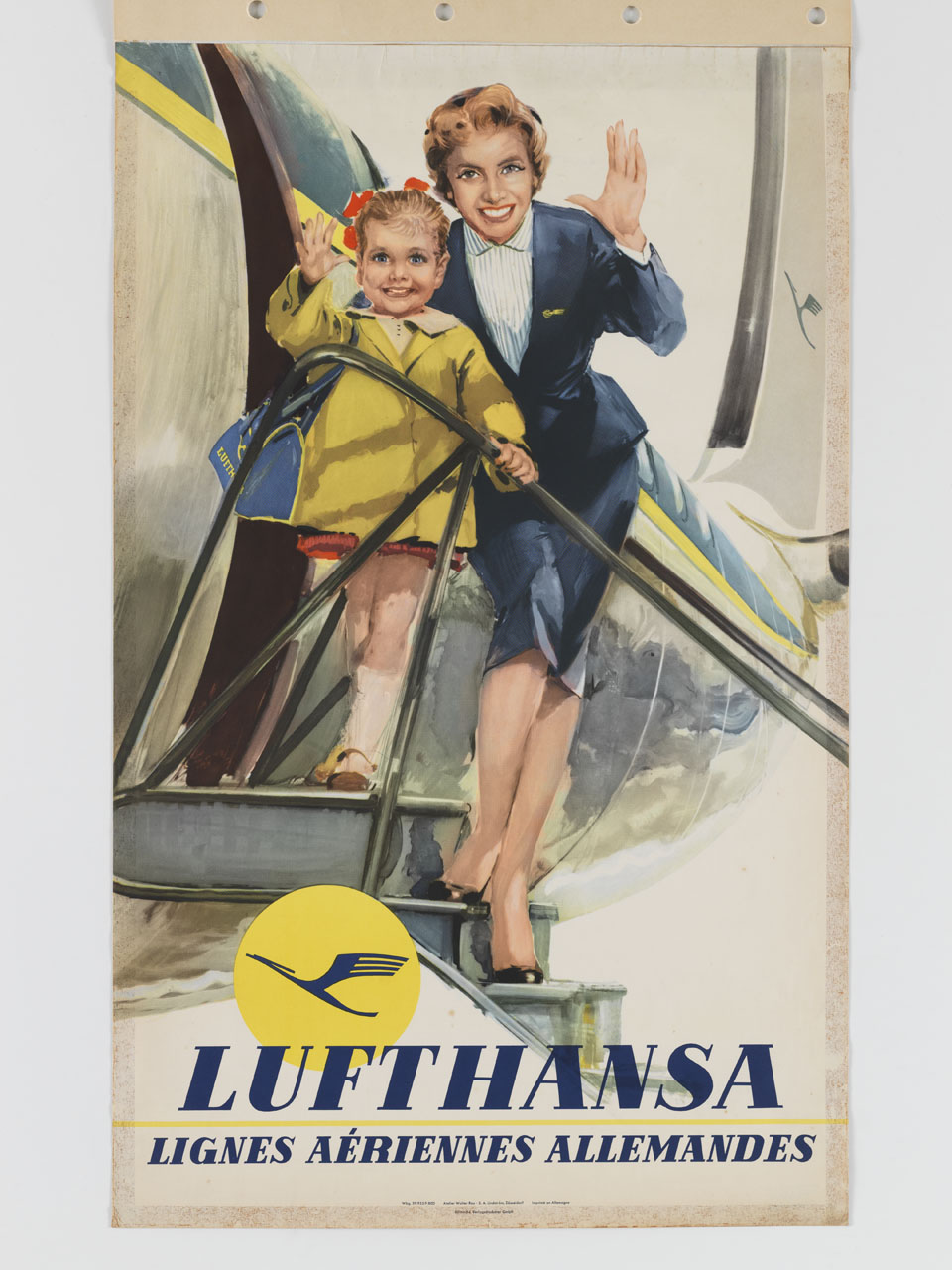 bambina e hostess Lufthansa salutano sorridenti dalla scaletta di un aereo (manifesto) di Atelier Walter Rau (sec. XX)