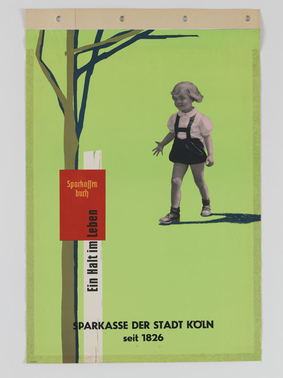 bambina in Lederhosen si dirige verso un albero e una tavola di steccato uniti da un libretto di risparmio Sparkasse (manifesto) di Stankowski Anton (sec. XX)