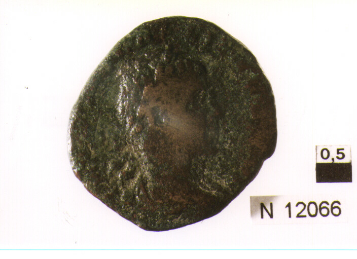 R/ busto drappeggiato e laureato di imperatore non identificabile a destra; V/ due mani che si stringono (moneta, sesterzio) (sec. III d.C)
