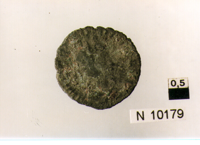 R/ testa radiata di imperatore non id. a destra; V/ illeggibile (moneta, antoniniano) (sec. III d.C)