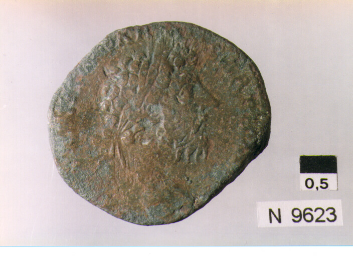 R:Testa di Marco Aurelio laureata a destra/ V:Aequitas seduta con la bilancia nella mano destra S C ai lati in basso (moneta, sesterzio) (sec. II d.C)
