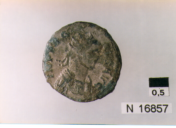 R: busto di Probo con corona radiale e corazza a destra/ V: Imperatore a cavallo a sinistra solleva con la destra uno scettro, sotto al cavallo è seduto un prigioniero (moneta, antoniniano) (sec. III d.C)