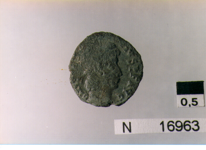 R: testa diademata di imperatore a destra/V: illeggibile (corona d'alloro(?)) (moneta, follis) (sec. IV d.C)