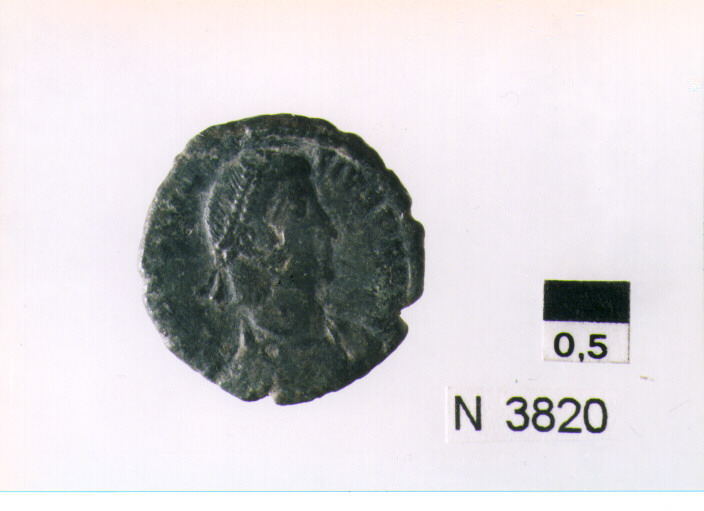 R/ busto drappeggiato diademato di Costantino a destra; V/ imperatore in abiti militari a sinistra colpisce con lancia cavaliere caduto (moneta, follis) (sec. IV d.C)
