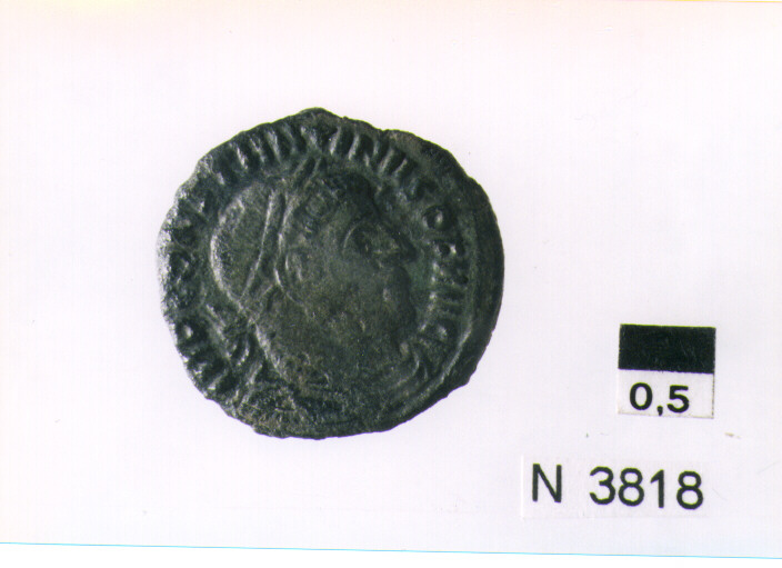 R/ busto corazzato di Costantino diademato a destra; V/ Sole a sinistra con corona radiata con globo nella mano sinistra (moneta, follis) (sec. IV d.C)