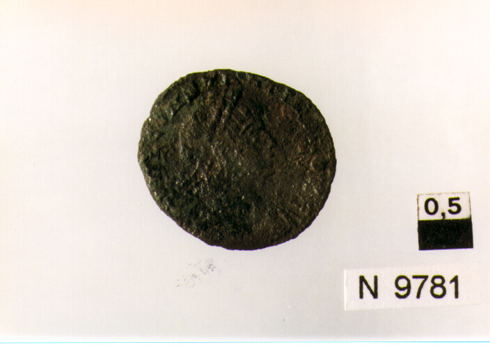 R/ busto diademato di imperatore, Costantino(?) a destra; V/ due soldati stanti con lancia, rivolti l'uno verso l'altro, tra due stendardi (moneta, follis) (sec. IV d.C)