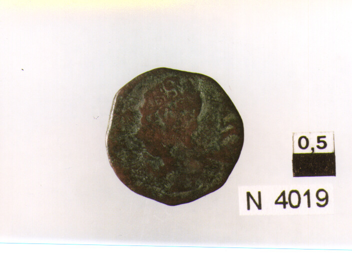 R/ testa piccola con corona radiata a destra; V/ croce di Gerusalemme accantonata da quattro globetti (moneta, cavallo) (sec. XVI d.C)