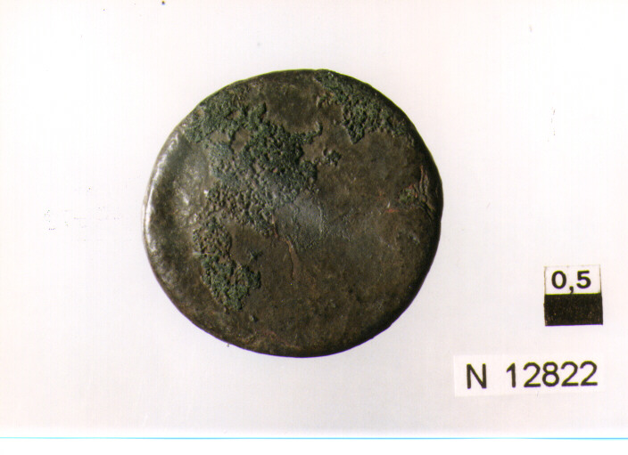 R/ testa di imperatore non identificabile a destra; V/ figura femminile drappeggiata seduta a destra (moneta, asse) (secc. I/ II d.C)