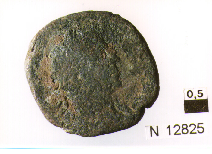 R/ busto drappeggiato e laureato di imperatore non identificato a destra;V/ figura femminile drappeggiata stante a sinistra con pileo e scettro (moneta, asse) (secc. II/ III d.C)