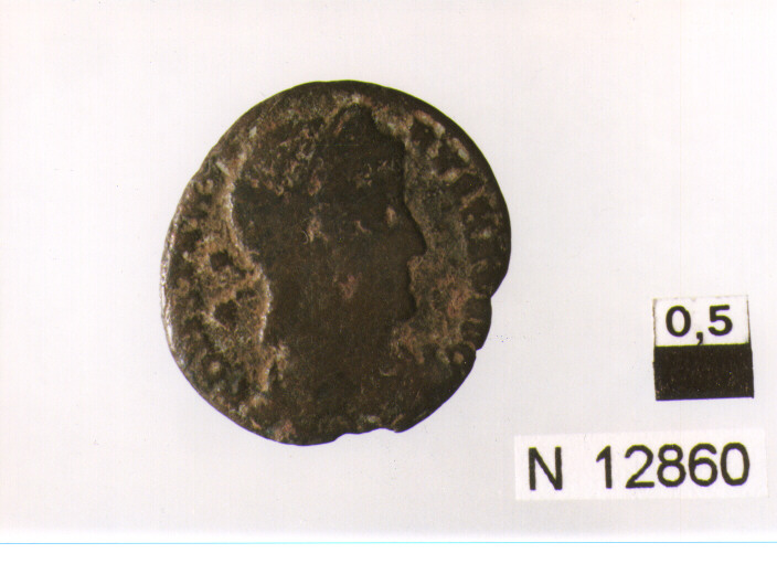 R/ busto diademato di Costantino a destra; V/ due soldati stanti con lancia rivolti l'uno verso l'altro, tra due stendardi (moneta, follis) (sec. IV d.C)