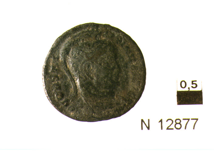 R/ busto drappeggiato ed elmato di imperatore a destra; V/ stendardo con iscrizione, con due prigionieri sui lati (moneta, follis) (sec. IV d.C)