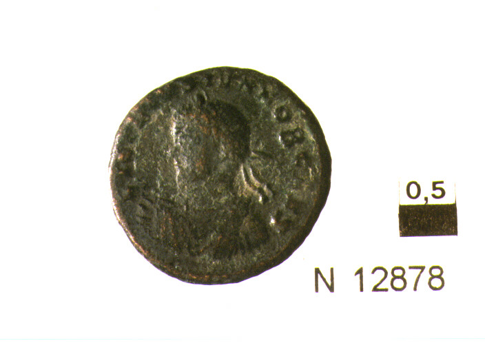 R/ busto drappeggiato e diademato di imperatore a sinistra; V/ stendardo con iscrizione e due prigionieri ai lati (moneta, follis) (sec. IV d.C)