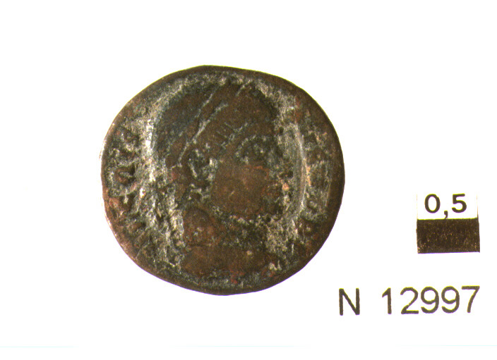 R/ testa di imperatore diademato a destra; V/ corona d'alloro contenente iscrizione illeggibile (moneta, follis) (sec. IV d.C)
