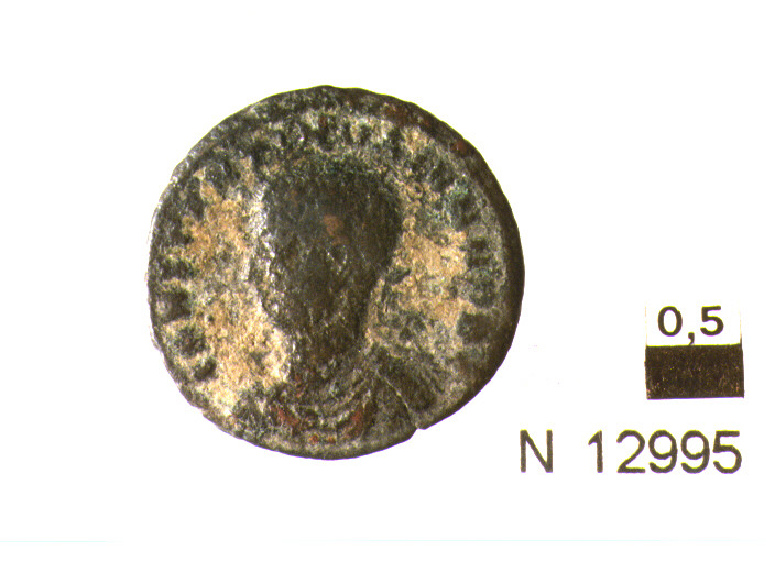 R/ busto drappeggiato diademato di imperatore a sinistra; V/ corona d'alloro contenente iscrizione illeggibile (moneta, follis) (sec. IV d.C)