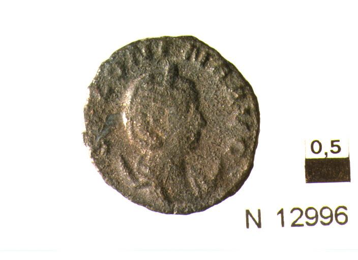 R/ testa drappeggiata e diademata di Salonina a destra , dietro mezza luna; V/ figura femminile drappeggiata stante a sinistra non identificabile (moneta, antoniniano) (sec. III d.C)