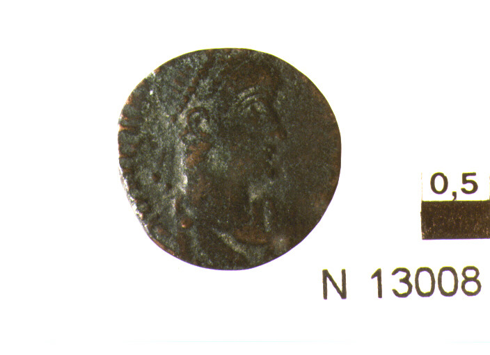 R/ busto drappeggiato e diademato di imperatore a destra; V/ Vittoria cheavanza verso sinistra reggendo una corona (moneta, follis) (sec. IV d.C)