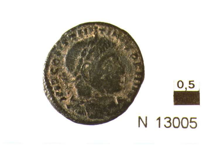 R/ busto drappeggiato corazzato e diademato di Costantino a destra; V/ Sole stante a sinistra con globo (moneta, follis) (sec. IV d.C)