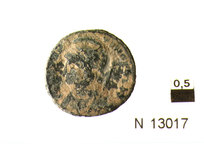 R/ busto elmato e corazzato di Costantinopoli con lancia a sinistra; V/ Vittoria stante verso sinistra con scudo, su prua di nave (moneta, follis) (sec. IV d.C)