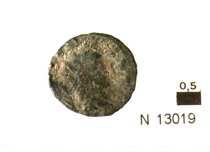 R/ busto di imperatore (Gallieno) con corona radiata a destra; V/ Securitas (?) drappeggiata stante a sinistra con scettro nella mano destra, la sinistra appoggiata ad una colonnina (moneta, antoniniano) (sec. III d.C)