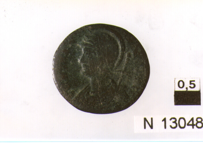 R/ busto elmato e corazzato di Costantino a sinistra con lamia; V/ Vittoria alata stante a sinistra su prua, con scudo (moneta, follis) (sec. IV d.C)