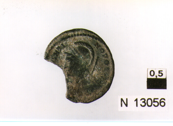 R/ busto corazzato ed elmato di Costantinopoli a sinistra; V/ Vittoria stante a sinistra su prua di nave (moneta, follis) (sec. IV d.C)