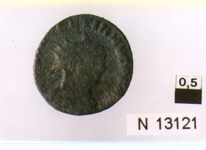 R/ testa di imperatore Massimiano(?) con corona radiata a destra; V/ corona contenente iscrizione (moneta, antoniniano) (secc. III/ IV d.C)