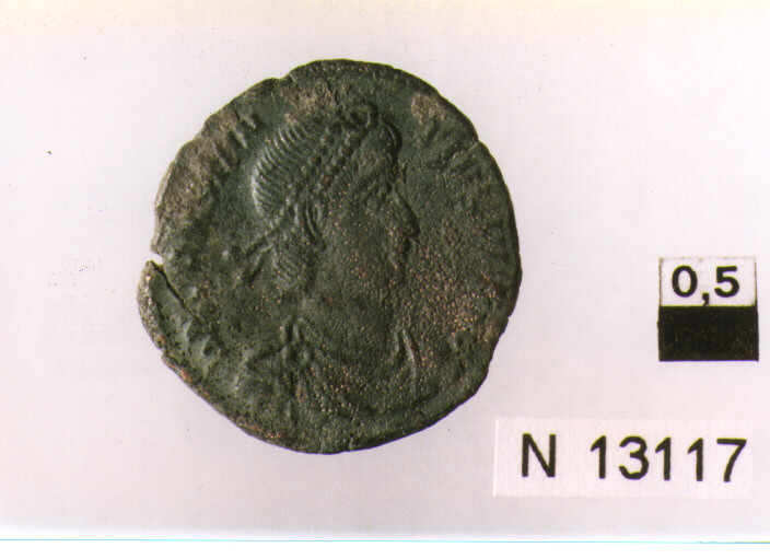 R/ busto di Costanzo drappeggiato, corazzato e diademato a destra; V/ imperatore in abiti militari a sinistra colpisce un cavaliere caduto (moneta, follis) (sec. IV d.C)