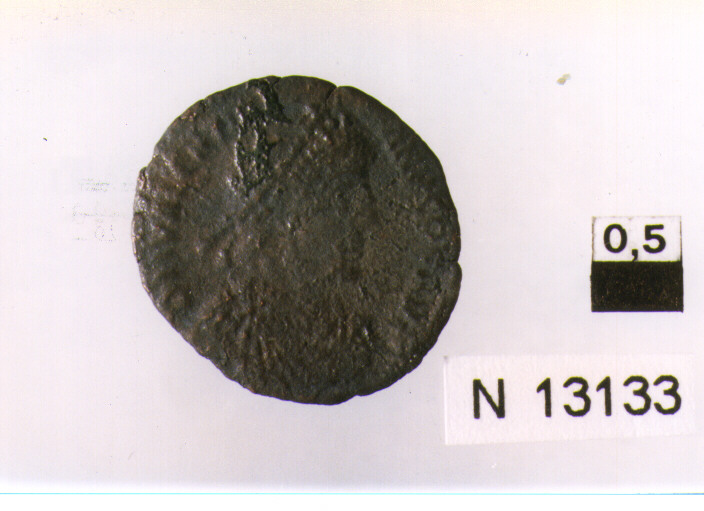R/ busto drappeggiato, corazzato e diademato di Valentiniano I a destra; V/ Vittoria stante a sinistra con corona (moneta, follis) (sec. IV d.C)