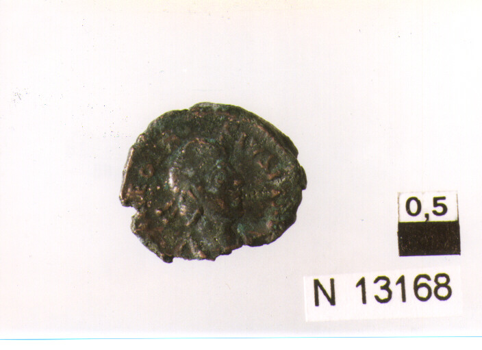 R/ imperatore Teodosio II con diadema a destra; V/ due vittorie affrontate reggono ognuna una corona (moneta, follis) (sec. IV d.C)